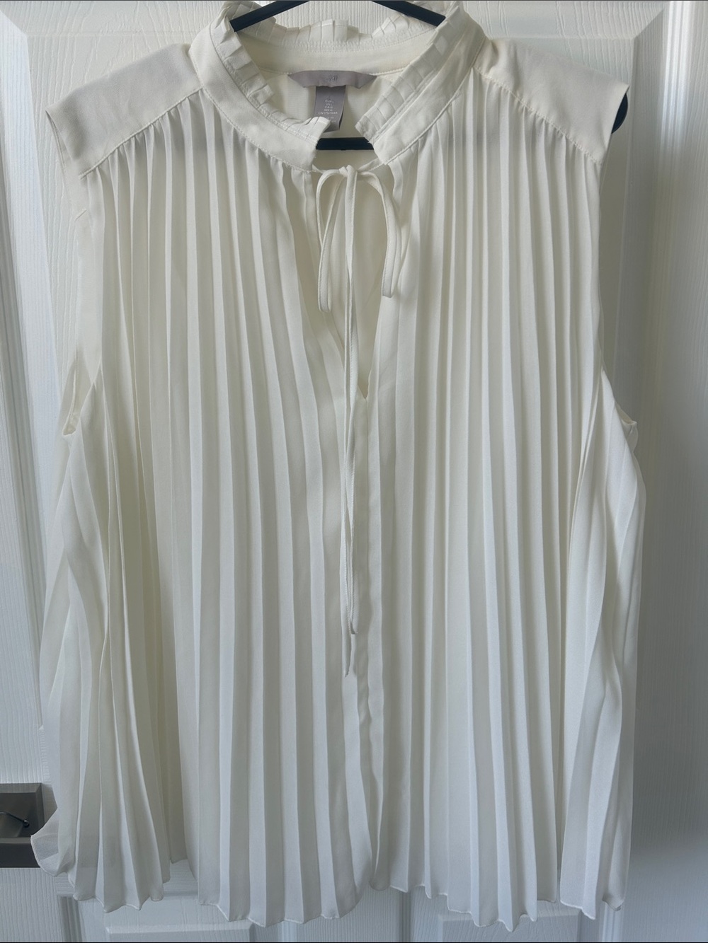 H&M White Sleeveless Pleated Tie-Neck Blouse